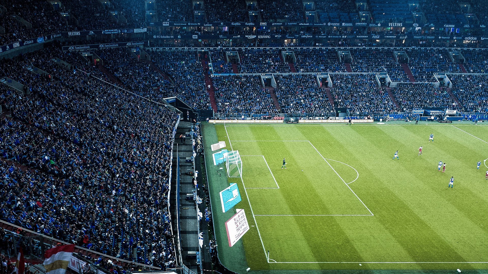 “青少年足球联赛激烈激战,涌现多位新星”,青少年足球大赛