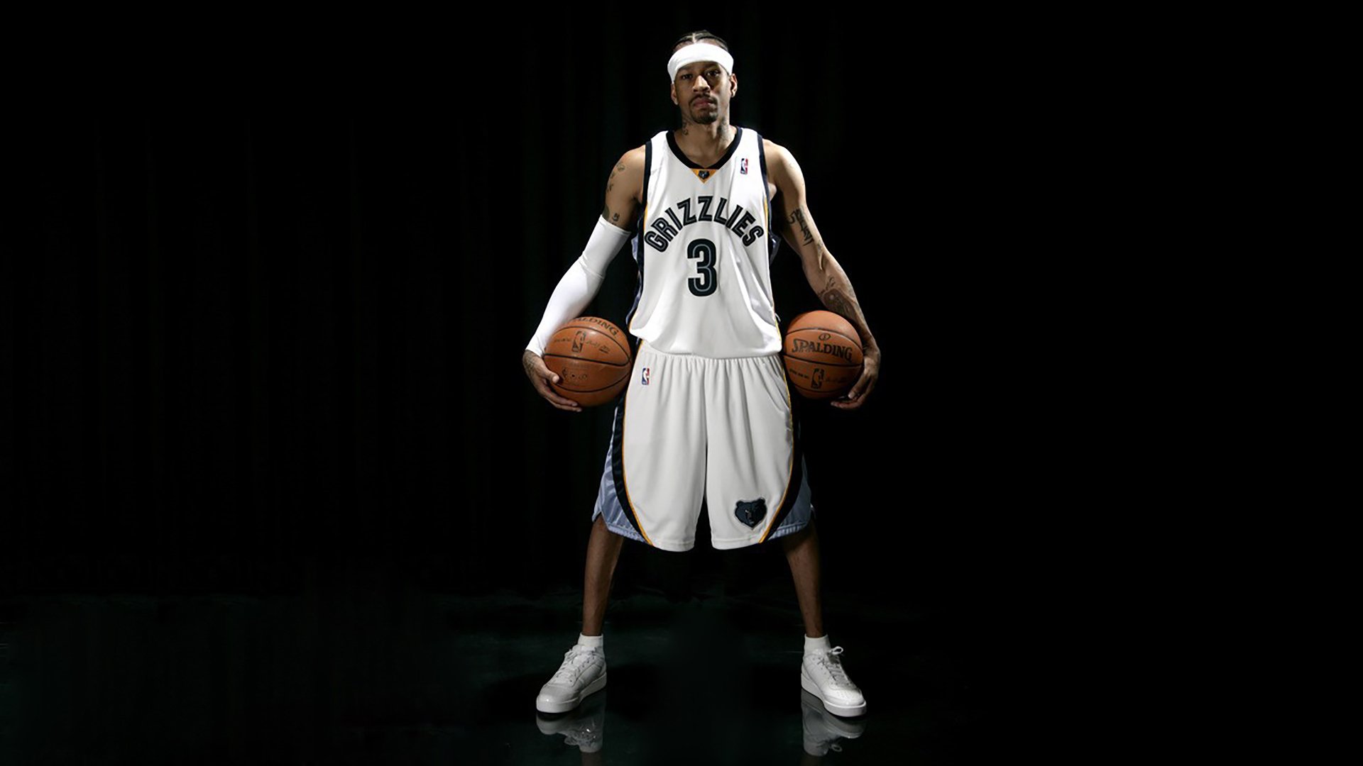 在对阵掘金的比赛中，库里单场砍下44分，投中10个三分球，让对手束手无策！